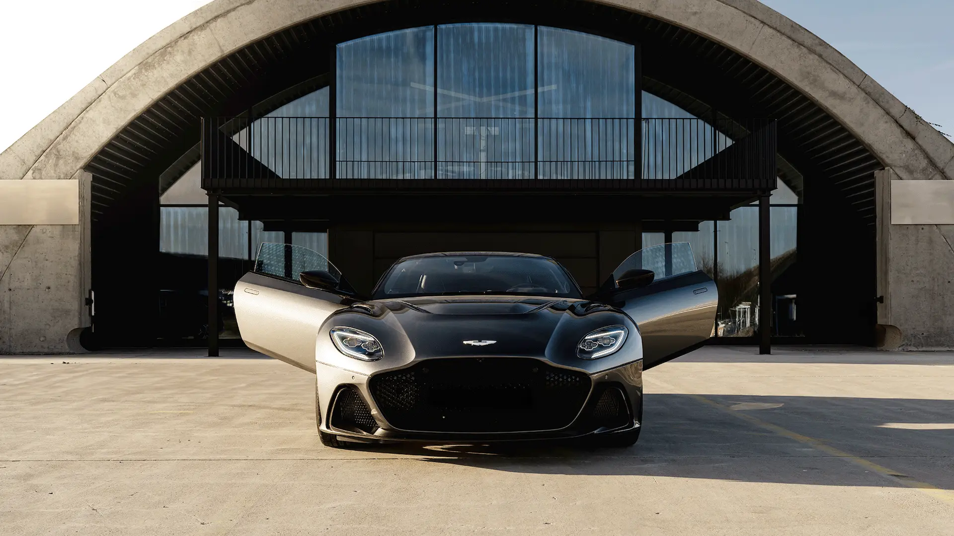 Aston Martin DBS am Hangar